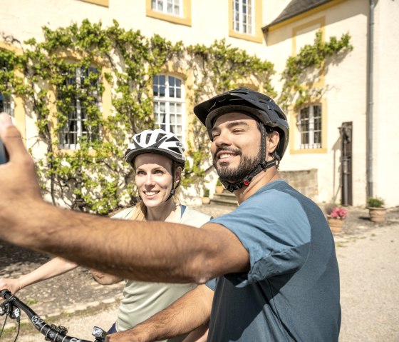 Selfie met kasteel Niederweis op het Nims fietspad, © Eifel Tourismus GmbH, Dominik Ketz