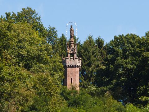 Mariensäule in Kyllburg, umgeben von Bäumen.