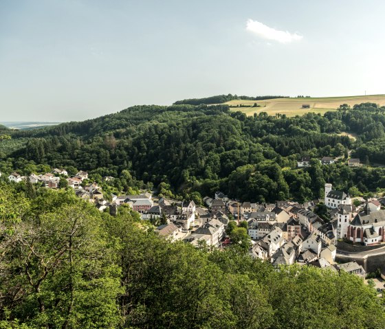 Vue sur Neuerburg lors d'une randonn&eacute;e sur le sentier Neuer-Burg-Weg, &copy; Eifel Tourismus GmbH, D. Ketz