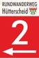 Wegweiser für Rundwanderweg Hütterscheid mit der Nummer 2 und einem Pfeil nach links.