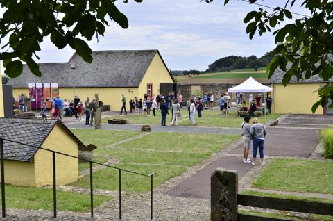 Tag des offenen Denkmals Villa Otrang in Fließem. Man sieht viele Menschen auf dem Gelände der Villa Otrang bzw. deren Schutzhäuser