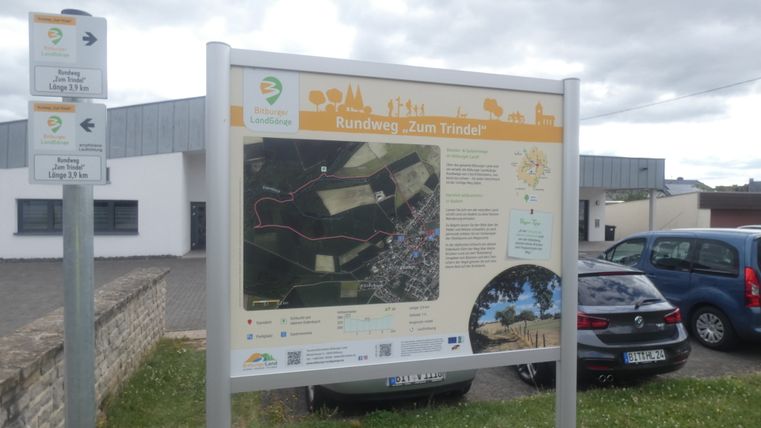 Starttafel des Bitburger LandGang Rundwegs 'Zum Trindel' mit Karte und Informationen.