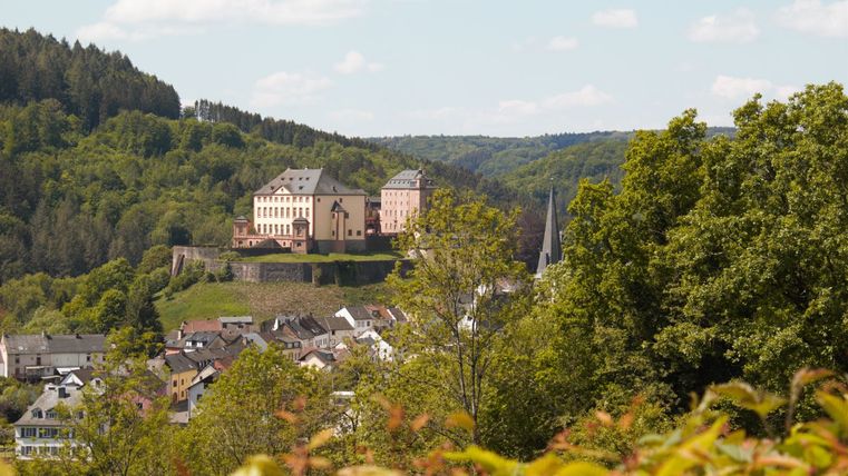Blick auf Schloss Malberg und umliegende Landschaft.
