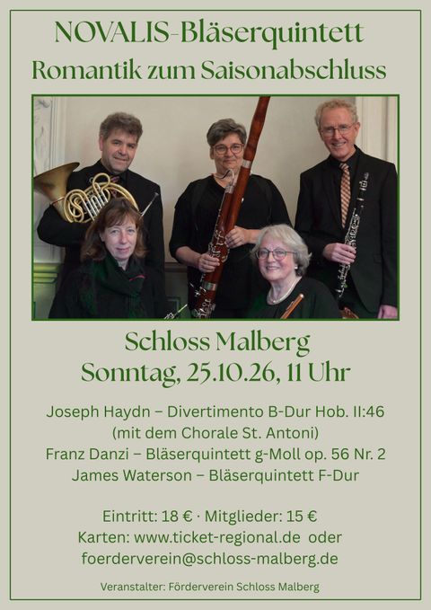 Ein Bläserquintett posiert lächelnd in einem eleganten Raum. Im Hintergrund sind Notenblätter und Musikinstrumente sichtbar, was auf ein bevorstehendes Konzert hinweist.