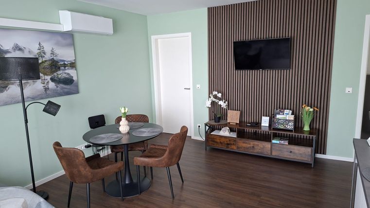 Un salon moderne avec un coin salon confortable et une table à manger.