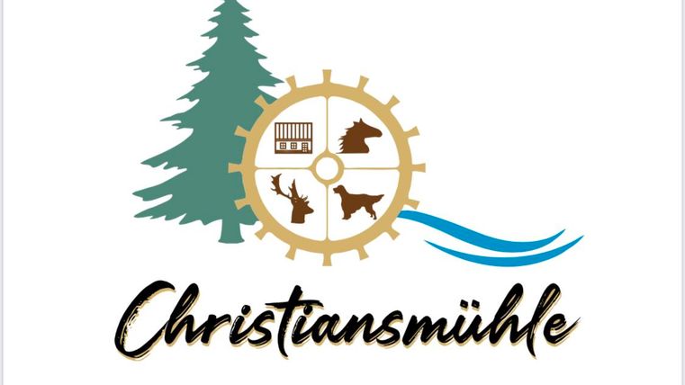Ein Logo von Christiansmühle mit einem Wasserrad, Tiermotiven und einem Baum. Es symbolisiert Natur und handwerkliche Tradition.