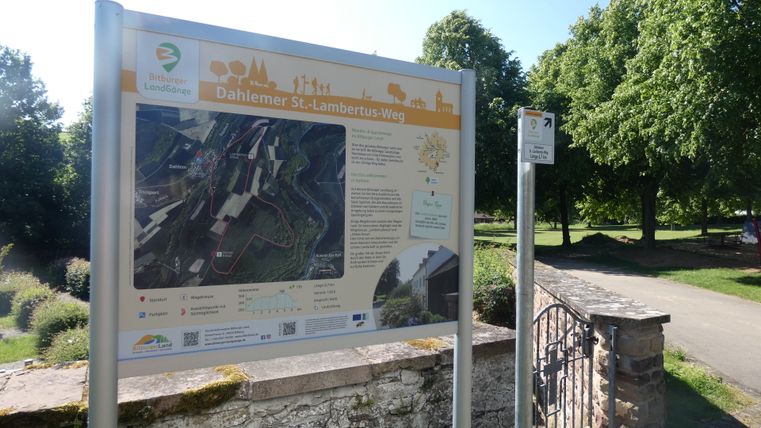Informationstafel des Dahlemer St.-Lambertus-Wegs im Freien.