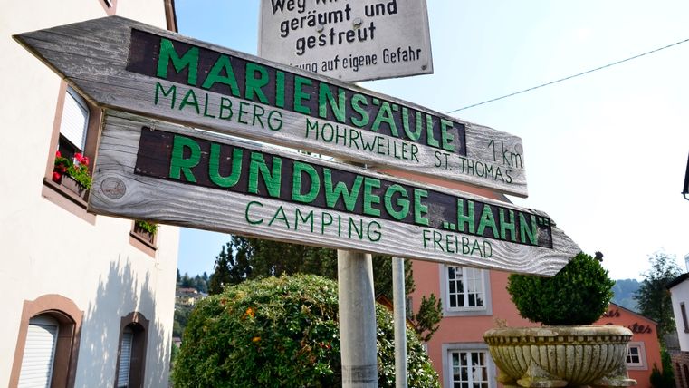 Wegweiser in Kyllburg mit Hinweisen zu Marien-Säule und Rundwege Hahn.