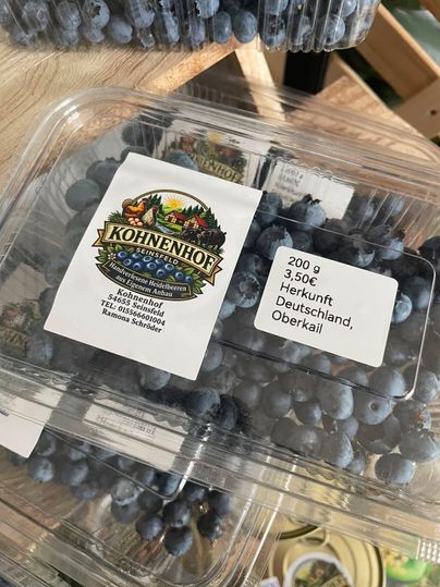 Eine Packung frischer Heidelbeeren in einer transparenten Verpackung. Die Herkunft ist Deutschland, Oberkalz.