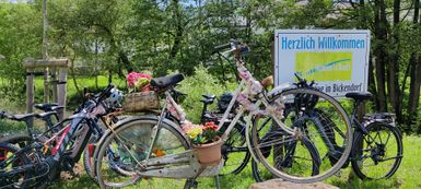 Man sieht viele Fahrräder und ein Willkommens Schild von Nimms Rad
