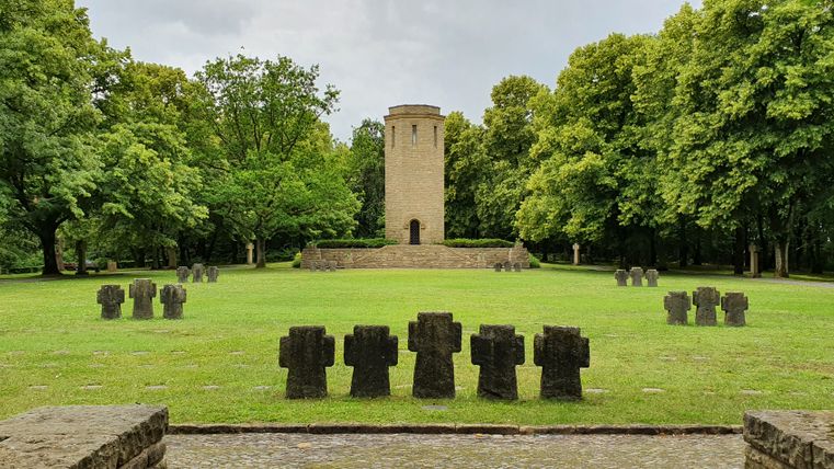 Ehrenfriedhof Kolmeshöhe in Bitburg mit Turm und Kreuzen.