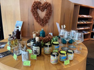 Einige Produkte aus der Region, Schnaps, Gin etc. stehen auf einem Tisch