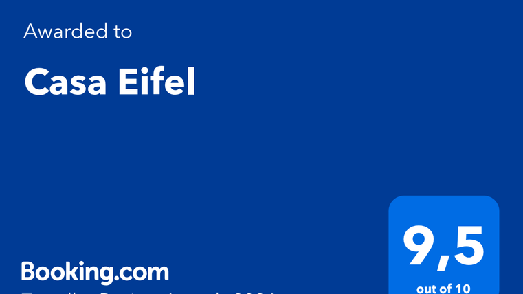 Een onderscheidingsbord voor het Casa Eifel. De beoordeling is 9,5 van 10, toegekend door Booking.com.