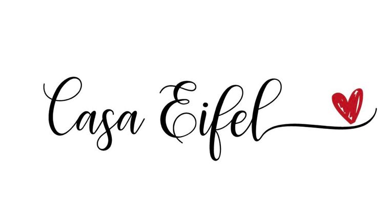 Das Bild zeigt den Schriftzug "Casa Eifel" in einer geschwungenen Schriftart. Neben dem Text befindet sich ein rotes Herz.
