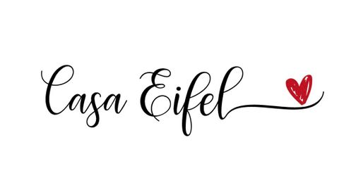 Das Bild zeigt den Schriftzug "Casa Eifel" in einer geschwungenen Schriftart. Neben dem Text befindet sich ein rotes Herz.