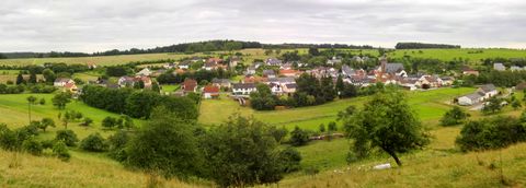 Panorama von Gransdorf mit Häusern und grünen Feldern.