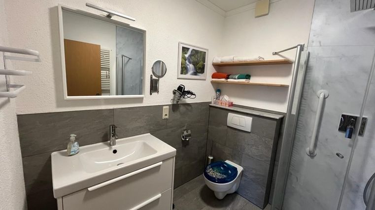 Geräumiges Bad mit Bodengleicher Dusche