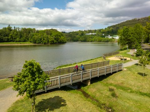 Radler auf einer Brücke am Stausee Bitburg aus der Vogelperspektive