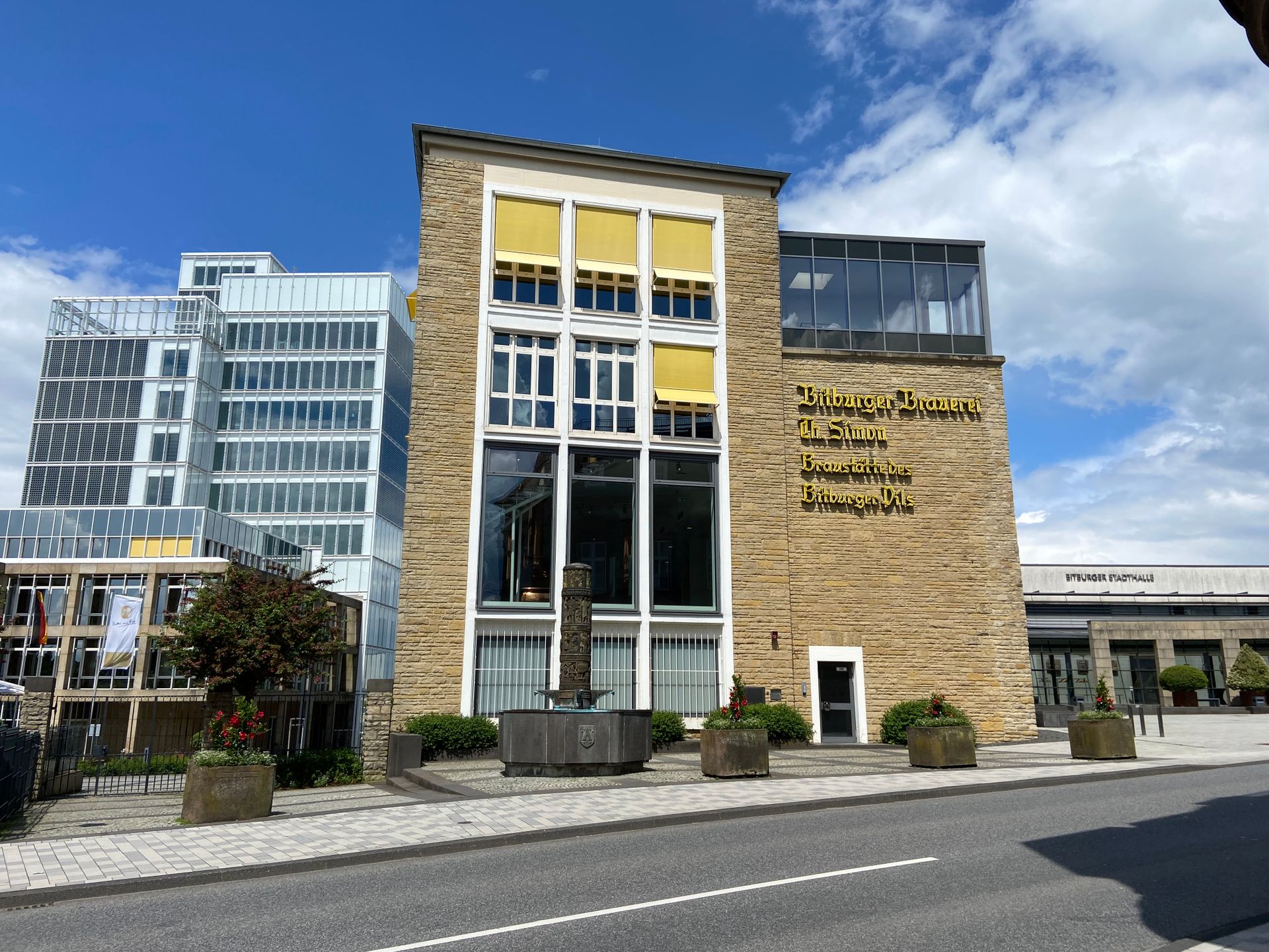 Gebäude der Bitburger Brauerei mit Bierbrunnen