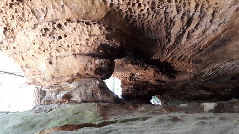 Eine beeindruckende Felsformation mit vielen Löchern und Rissen. Die natürliche Struktur zeigt die Geologie der Umgebung.