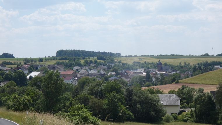 Panoramablick auf das Dorf Gransdorf mit umliegenden Feldern und Hügeln.