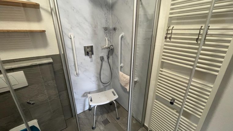 Für Gäste mit einer Beeinträchtigung, steht ein Badhocker bereit.