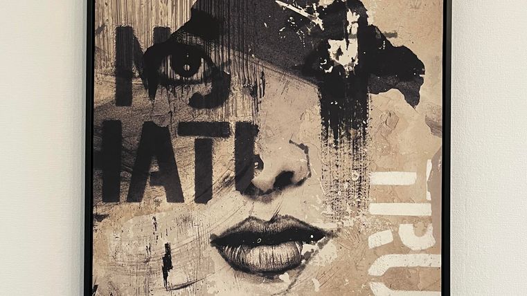 Een artistiek portret van een vrouw in zwart-wit met grafische elementen en tekst. De compositie straalt een sterke, moderne sfeer uit.