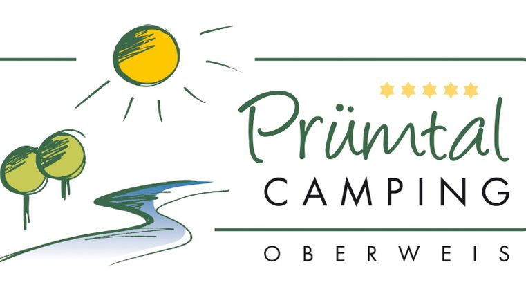 Ein Logo für das Prümtal Camping in Oberweis. Es zeigt eine Sonne, Bäume und einen Fluss.
