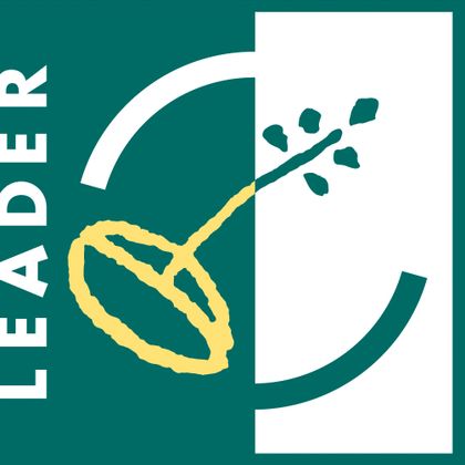 Logo mit dem Wort 'LEADER' und einem stilisierten gelben Kreis und Pflanze auf grünem Hintergrund.
