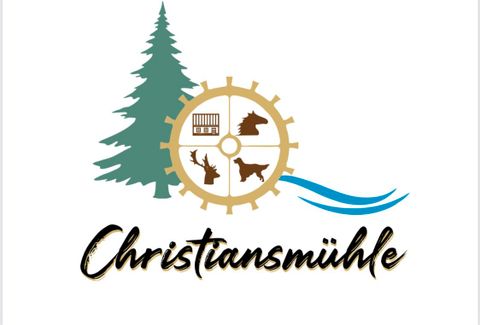 Ein Logo mit einem Wasserrad und verschiedenen Tiersilhouetten. Im Hintergrund steht ein Nadelbaum und darunter der Schriftzug „Christiansmühle“.