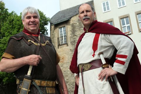 zwei Römer vor der Römermauer in Bitburg