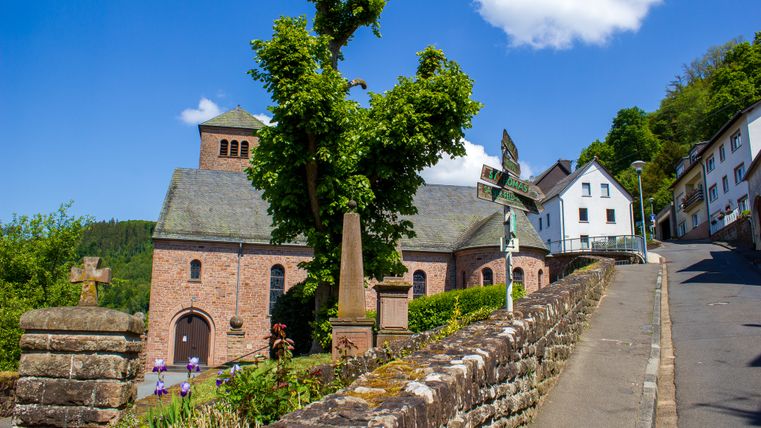 L'église St Maximin à Kyllburg avec le paysage et les bâtiments environnants.