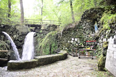 Mariengrotte Albach mit Wasserfällen und Marienstatue.