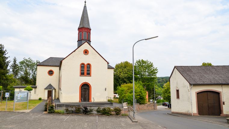 Kirche in Wißmannsdorf mit Parkplatz und umliegender Straße.