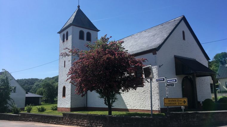 Kirche St. Markus und Johannes in Wiersdorf an einem sonnigen Tag.