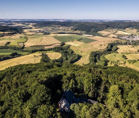 Vue sur l'abbaye de Schankweiler et le paysage dans le NaturWanderPark deluxe, &copy; Eifel Tourismus GmbH, D. Ketz