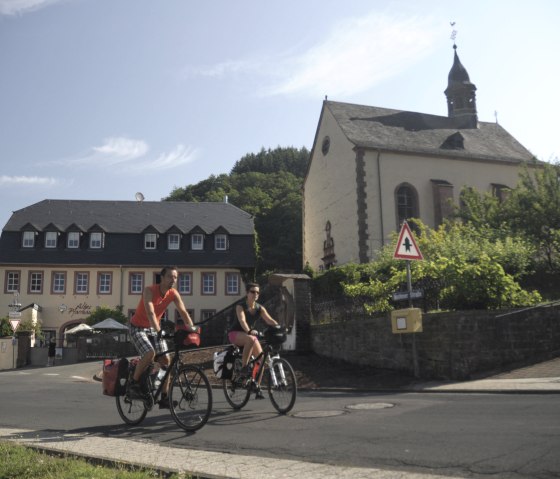 Altes Pfarrhaus/Pfarrkirche in Auw an der Kyll, © Uschi Hallet- Tourist-Information Bitburger Land