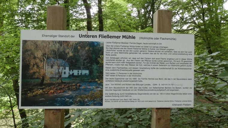 Informationsschild über die Untere Fließemer Mühle im Wald.