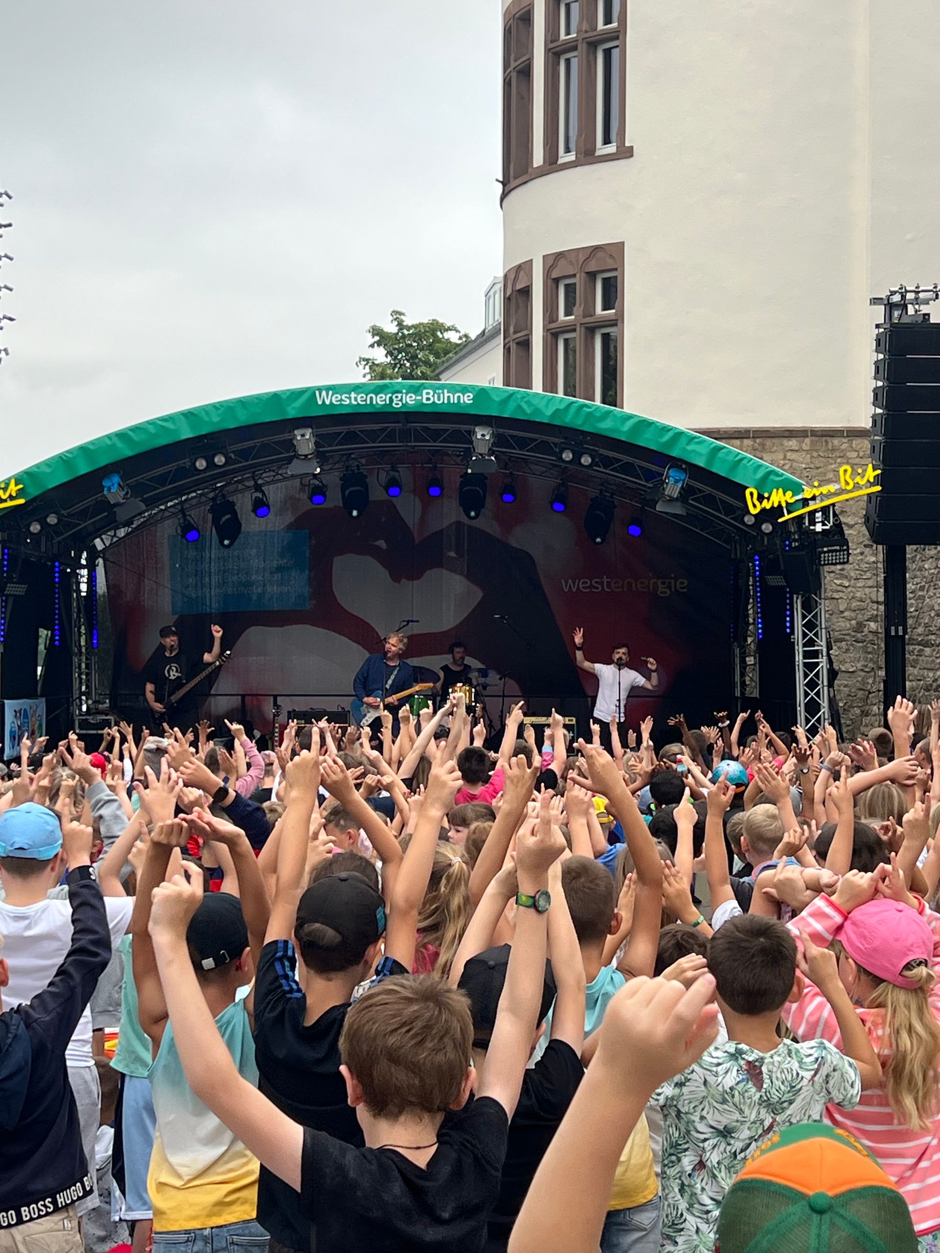 Auftritt auf dem Folklore Festival in Bitburg, man sieht eine Bühne und Menschen die feiern