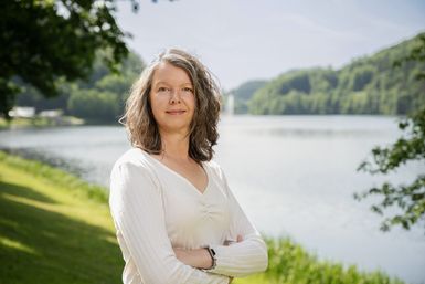 Die Mitarbeiterin Melanie Salzburger von der Tourist-Info Bitburger Land steht vor dem Stausee Bitburg