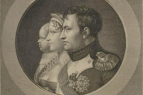 Een historisch portret van drie personen in profiel. Het toont een man in uniform en twee vrouwen in elegante kleding.