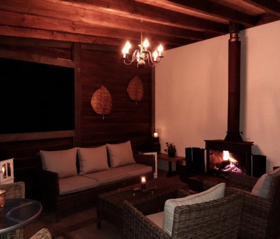 &Uuml;berdachte Terrasse am Abend, &copy; Joop Holkenborg