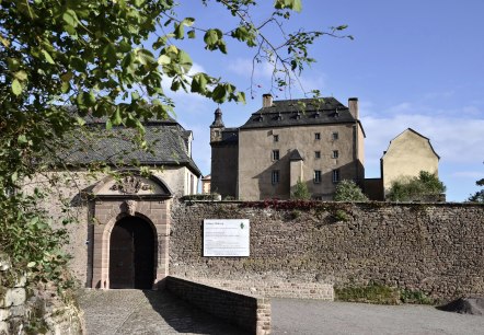 Eingang mit Burgtor, © Tourist-Information Bitburger Land