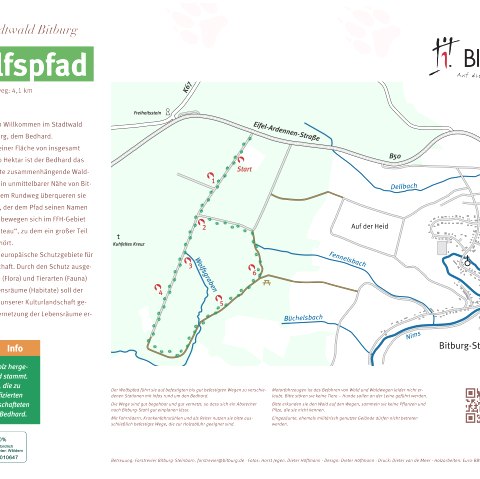 Infotafel des Wolfspfads im Stadtwald Bitburg. Zeigt eine Karte des Rundwegs mit 4,1 km Länge und Informationen über den Wald und den Pfad., © Forstrevier Bitburg