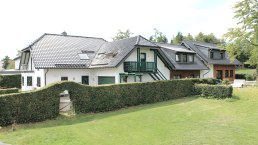La maison d'hôtes dans son ensemble vue du tracteur
