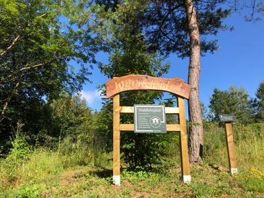 Ein Schild am Waldlehrpfad in Oberkail.