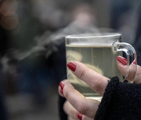 Hand mit Glühweintasse, © Pixabay