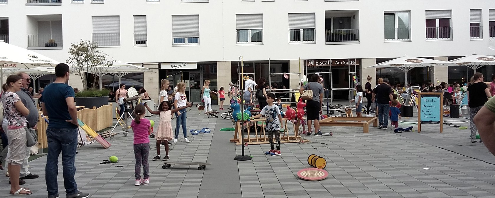 Buntes Treiben bei der Braderie, © TI Bitburger Land