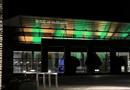 Stadthalle bei Nacht, © TI Bitburger Land