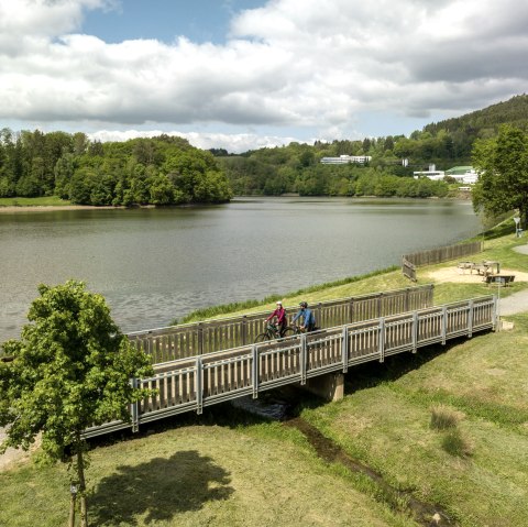 La piste cyclable de Prüm passe devant le lac de barrage de Bitburg près de Biersdorf, © Eifel Tourismus GmbH, Dominik Ketz